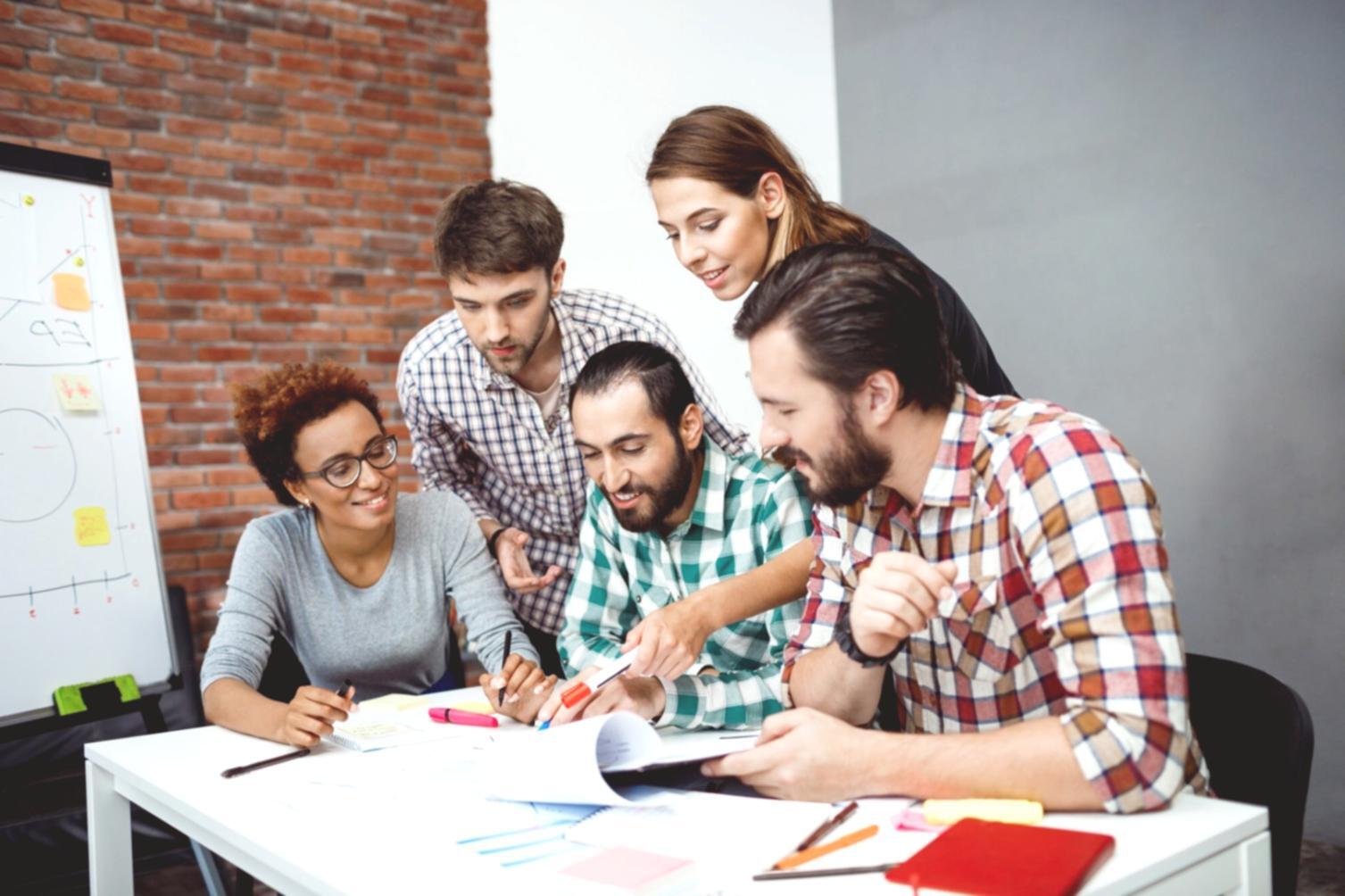 Espace de formation moderne avec équipement technologique pour les ateliers financiers